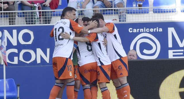 El mago Cazorla suma al Oviedo a la lucha por el ascenso directo