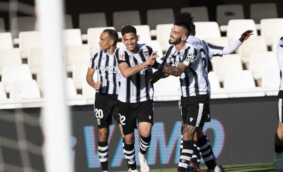 LaLiga Hipertensión se supera a sí misma: el Cartagena se impone al Racing tras seis meses sin ganar y deja al Elche rozando la gloria
