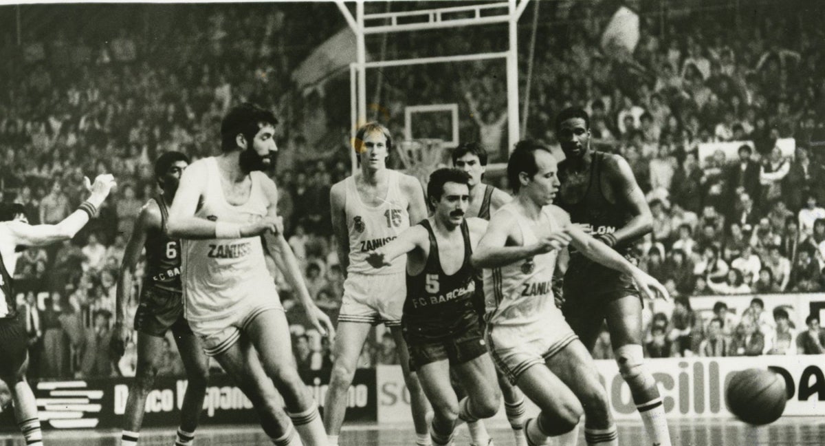 Rafal Rullán, con barba, jugando con el Madrid.
