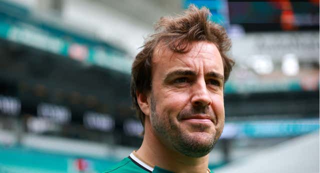 La ‘incomprensible’ paciencia que sostiene a Fernando Alonso, último coche y único en ser doblado: “¿Te afectan tantas carreras sin mejorar?”