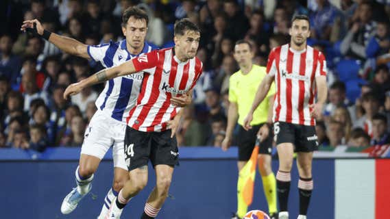 Martín Zubimendi agarra a Prados en un lance del derbi de ayer. /EFE