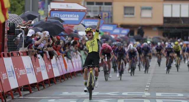 Marianne Vos se luce en la lluvia para lograr su triplete en La Vuelta