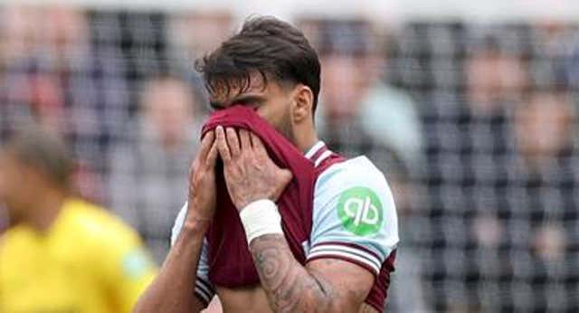 El brasileño se vino abajo tras recibir una tarjeta amarilla durante el West Ham – Tottenham.