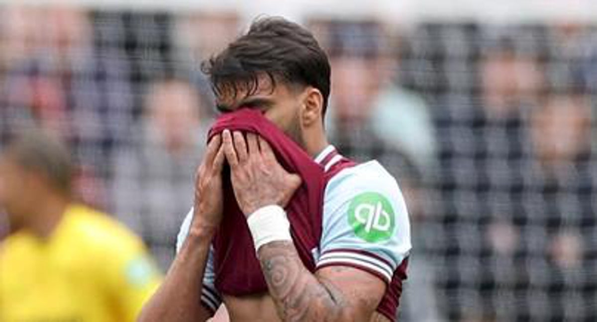 El brasileño se vino abajo tras recibir una tarjeta amarilla durante el West Ham – Tottenham.