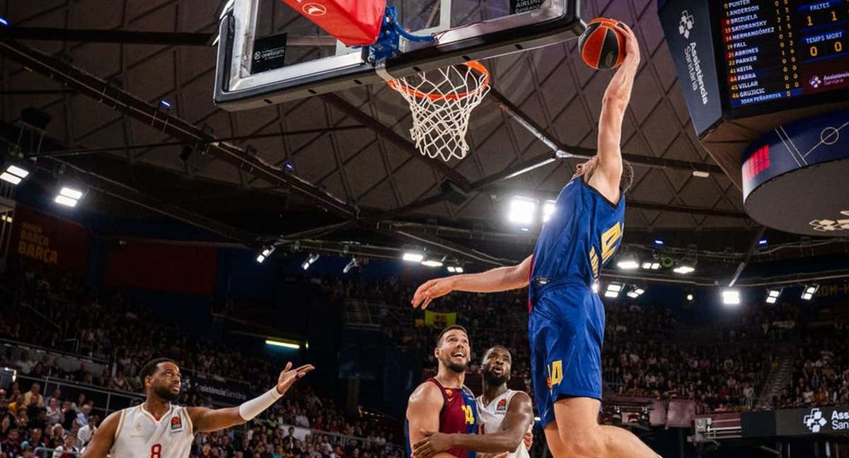 Joel Parra López encestando en uno de los partidos de la Euroliga contra el Mónaco.