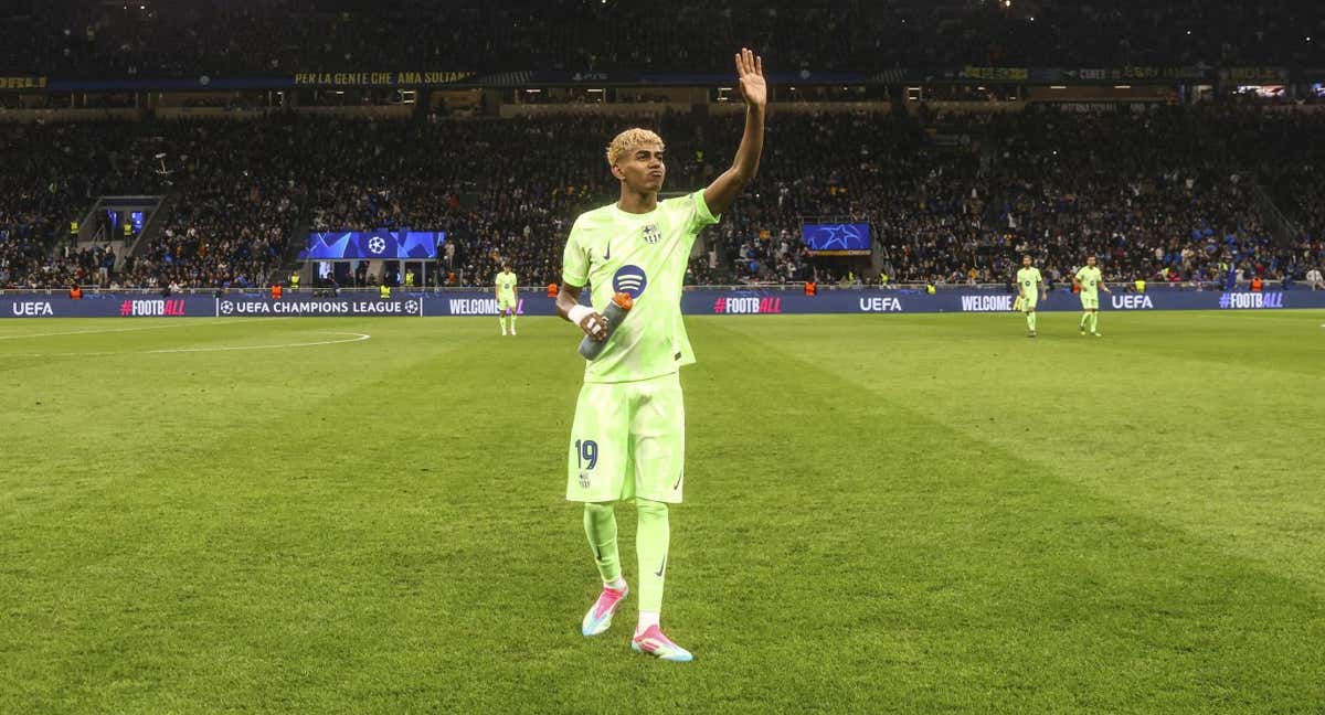 Lamine Yamal, después del partido, saludando a los aficionados.