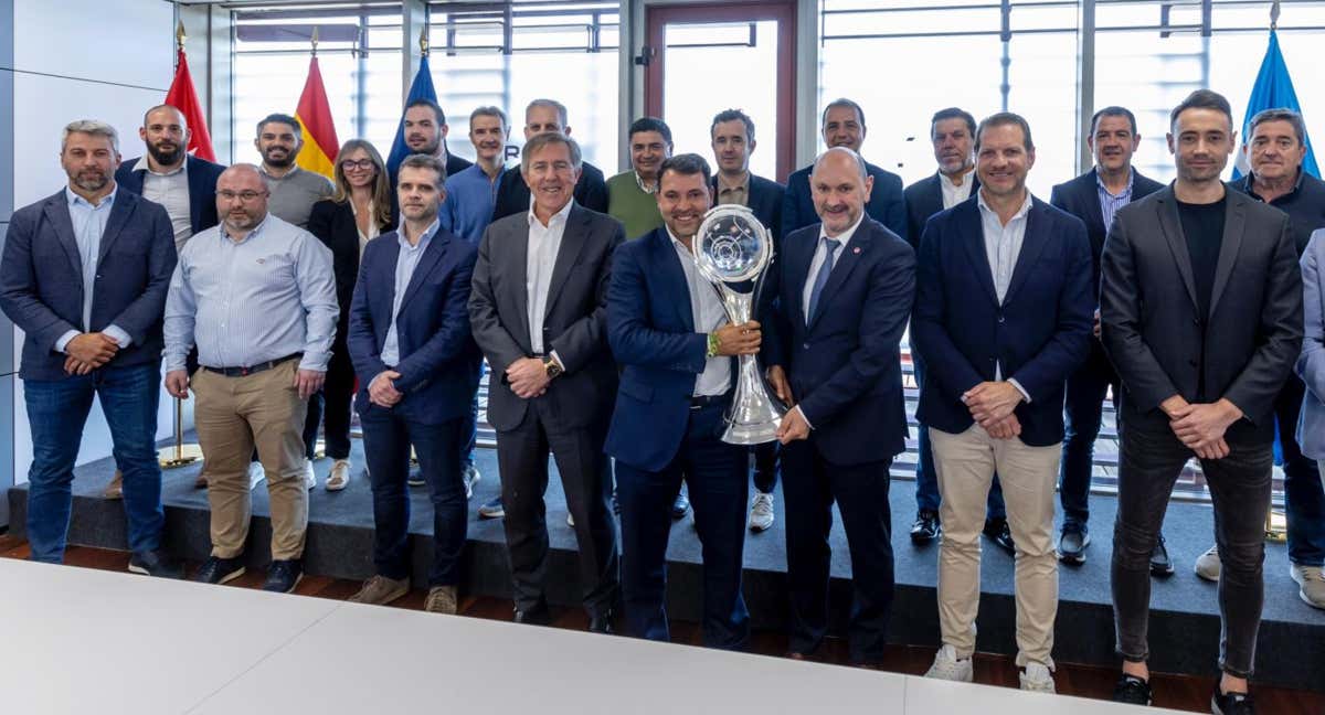 Rafael Louzán posa por la tercera Champions del Palma junto a Jose Tirado y los clubes de Primera División.