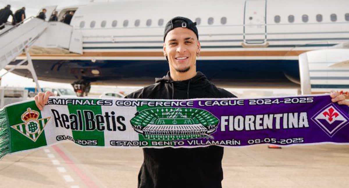 El brasileño Antony posa con la bufanda conmemorativa de la eliminatoria.