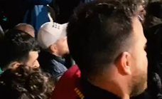 La afición del Barça aguantó en el interior del estadio tras el final del partido y mostró su orgullo así.