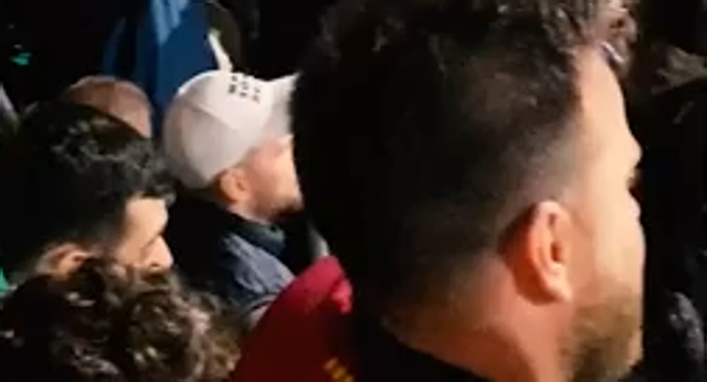 La afición del Barça aguantó en el interior del estadio tras el final del partido y mostró su orgullo así.