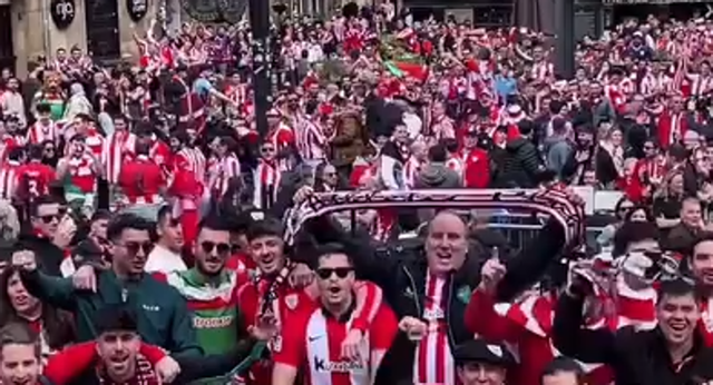 Los aficionados del Athletic Club inundan las calles de Manchester y confían en la gran remontada de esta noche.
