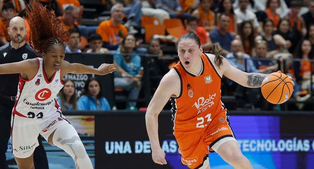 El Valencia machaca en la pintura al Zaragoza, aguanta el pulso maño y roza el título