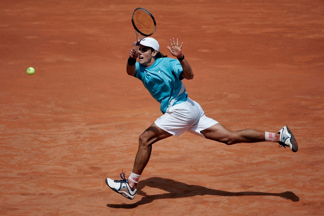 Diego Hartfield, en su partido de Roland Garros ante Roger Federer. AFP