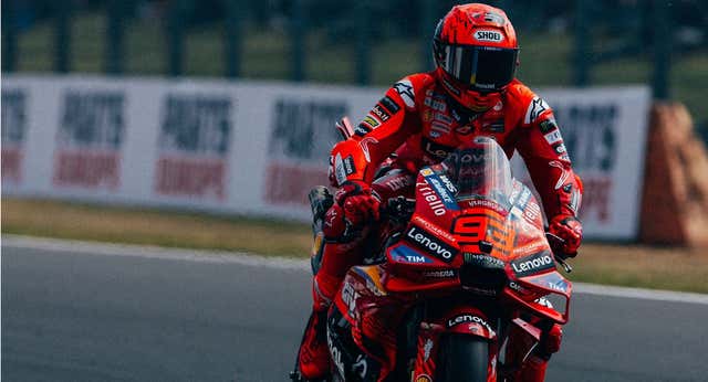 Marc Márquez impone su ley en Le Mans: líder absoluto ante el líder local