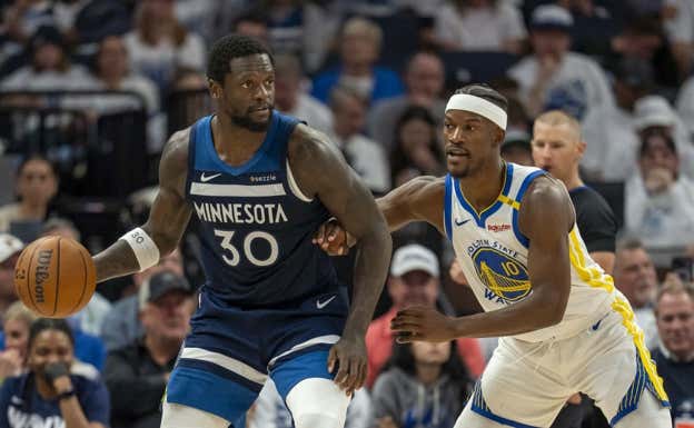 Julius Randle defendido por Jimmy Butler. Reuters