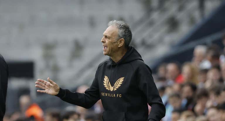 Joaquín Caparrós dando órdenes en el Celta-Sevilla.