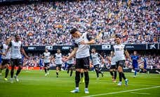 El Valencia torea al Getafe y se mete en el ruedo de Europa el día que certifica la permanencia