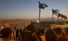 Máxima tensión en la ciudad deportiva del Sevilla: aficionados echaron la puerta abajo, hubo cargas policiales... ¡y los jugadores durmieron dentro!