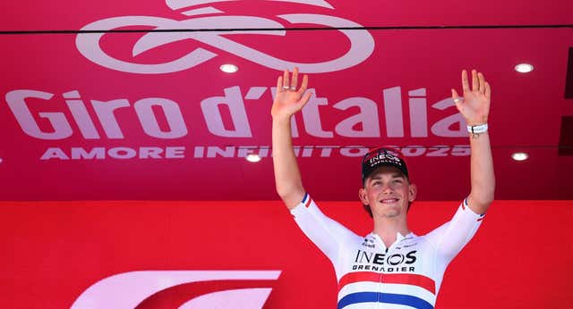 Josh Tarling gana la ‘crono’ del Giro y Primoz Roglic