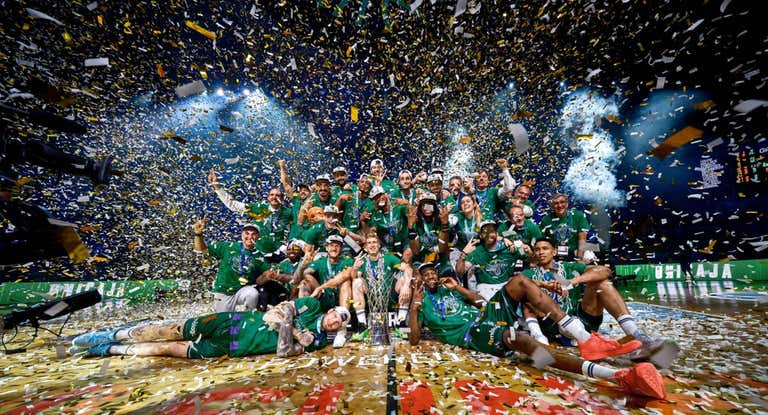 Los jugadores del Unicaja celebran en Atenas la BCL.