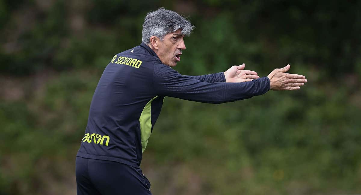 Alguacil realiza una indicación en un entrenamiento en Zubieta.