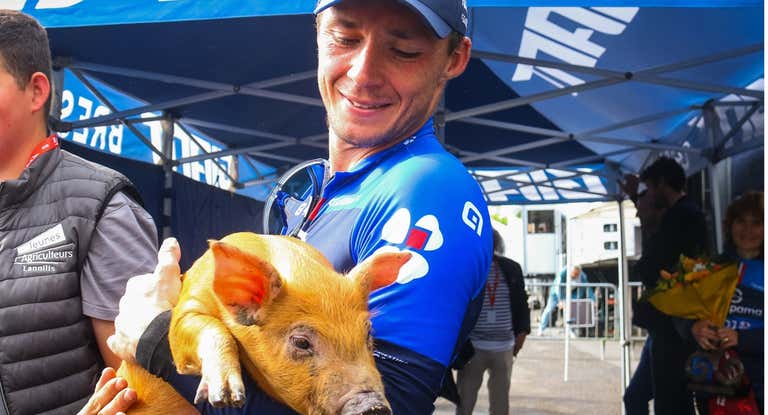 Valentin Madouas con el cerdo tras la carrera.