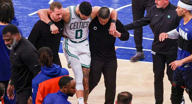 Drama total en los Celtics: Jayson Tatum abandona entre lágrimas y todo apunta a rotura del Aquiles mientras los Knicks les dejan al borde del abismo