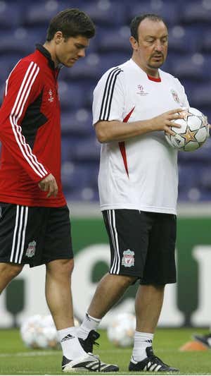 Xabi Alonso, con Benítez en el Liverpool.