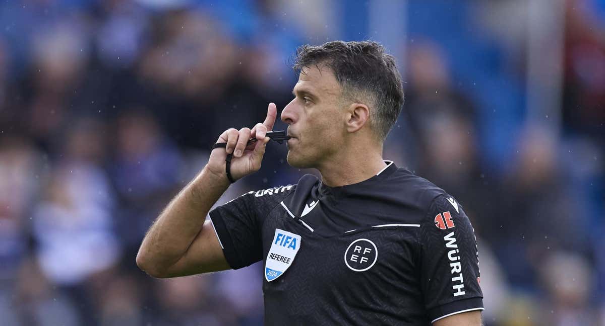 Gil Manzano manteniendo su extrañísima decisión. /Agencias.