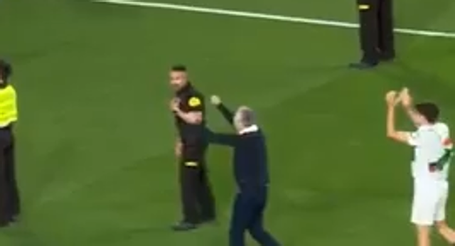 El técnico del Sevilla celebró con la grada tras la victoria ante Las Palmas.