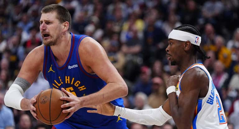 Shai defiende a Jokic en el cuarto partido de la serie.