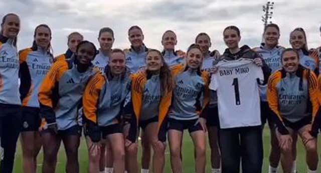 La cantante puertorriqueña ha visitado a las jugadoras del Real Madrid en sus instalaciones.