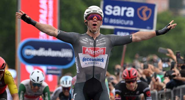 Kaden Groves se lleva el sprint en la enésima etapa crítica del Giro