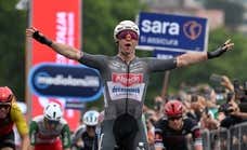 Kaden Groves se lleva el sprint en la enésima etapa crítica del Giro