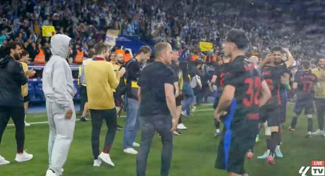 La fiesta del Barça comenzó con Flick empujando a sus futbolistas, los famosos aspersores y un gesto de Lamine Yamal que se las sabe todas