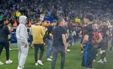 La fiesta del Barça comenzó con Flick empujando a sus futbolistas, los famosos aspersores y un gesto de Lamine Yamal que se las sabe todas
