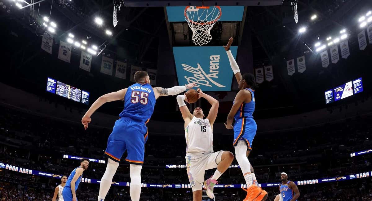Nikola Jokic intenta anotar ante la oposición de dos jugadores de los Thunder. /AFP
