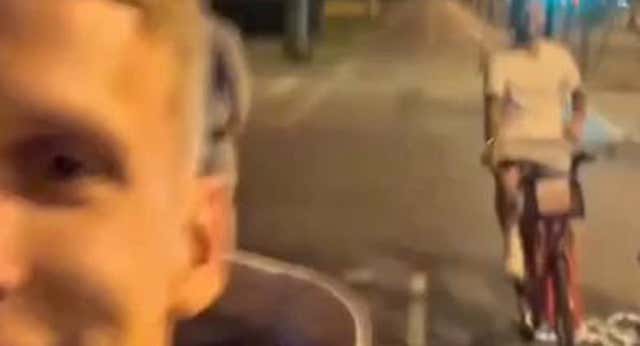 Pedri, Olmo, Eric García e Iñigo Martínez cogieron cuatro bicicletas y fueron a visitar a Ferran.