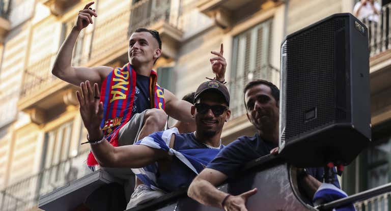 Casadó y Araujo durante la rua del Barcelona.