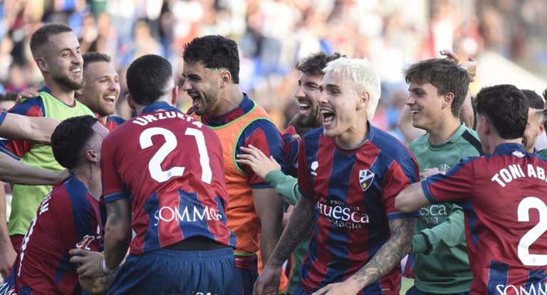 El Huesca celebra la victoria.