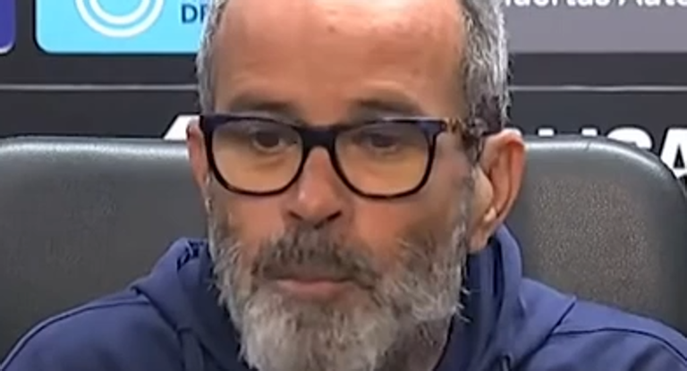 El técnico del Tenerife ha estallado contra el colectivo arbitral en rueda de prensa.