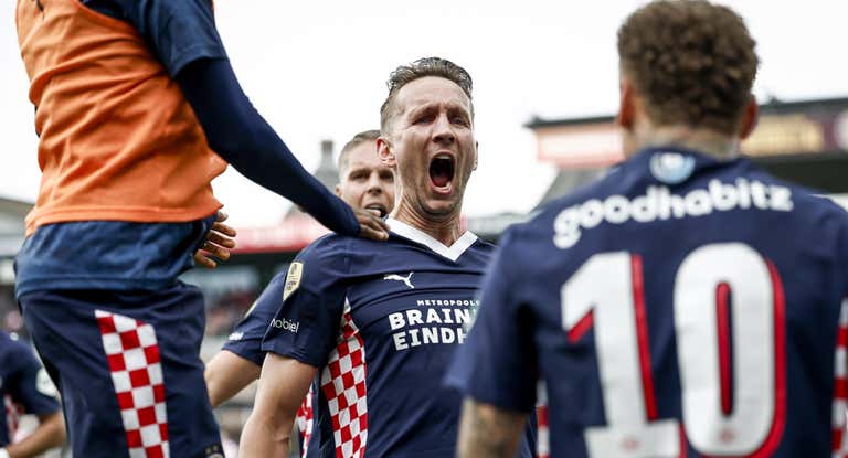 Luuk de Jong marca el 1-2 del PSV ante el Sparta Rotterdam.