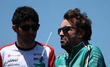 Fernando Alonso no se muerde la lengua después del fallo de estrategia del equipo...¡y se golpea en el casco!: «Soy el piloto con la peor suerte del mundo»