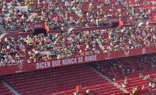 El sevillismo vuelve a estallar contra su directiva... ¡y llegó a parar el partido!