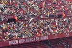 El sevillismo vuelve a estallar contra su directiva... ¡y llegó a parar el partido!