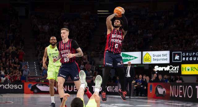 Markus Howard tumba al Barça y acerca al Baskonia a los playoffs