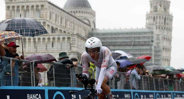 Ni la lluvia frena a un Juan Ayuso que se acerca al rosa