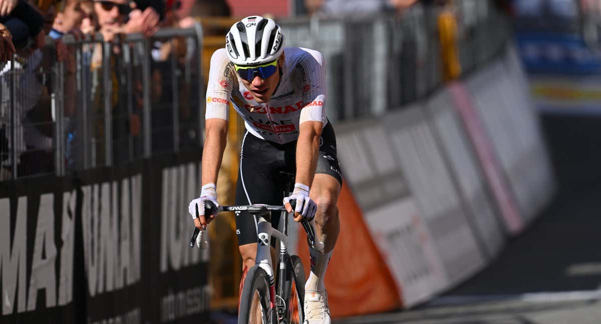 Juan Ayuso cruza la línea de meta el domingo en el final de la etapa del Giro de Italia
