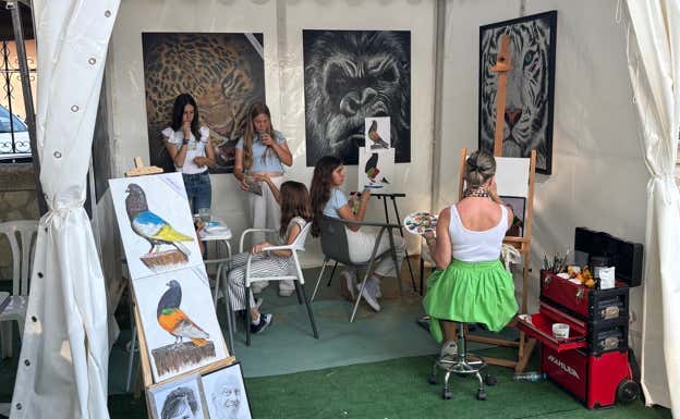 Artistas pintan a palomos participantes durante una de las sueltas del Campeonato de España. RELEVO/JM AMOROS