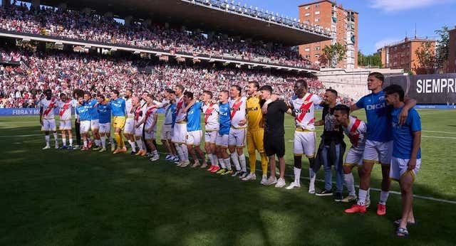 La locura de Vallecas por un Rayo que quiere volver a hacer historia 24 años después: «El orgullo de ver competir a nuestro barrio entre los mejores de Europa»